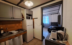 Réfrigérateur, four, cafetière/bouilloire, grille-pain