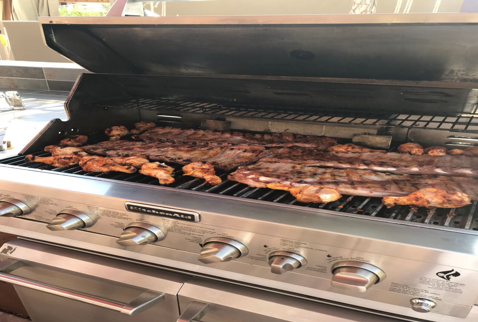 Een roestvrijstalen barbecue met meerdere branders en een bedieningspaneel.
