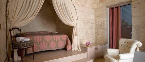 Luxury Duplex, Jetted Tub | Minibar, in-room safe, soundproofing, rollaway beds