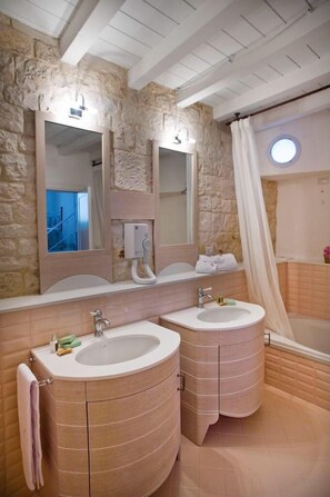 Luxury-Maisonette, Whirlpool | Badezimmer | Hausschuhe, Handtücher