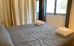 1 bedroom, bed sheets