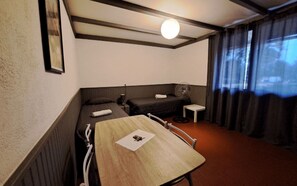 1 bedroom, bed sheets