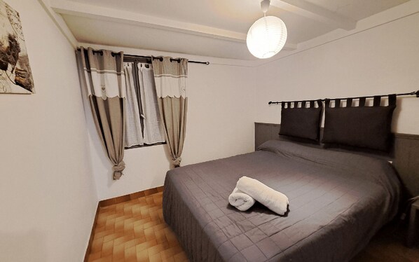 1 bedroom, bed sheets