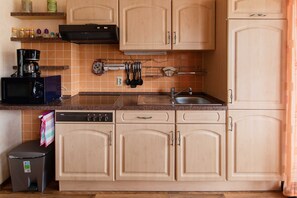 Kühlschrank, Mikrowelle, Herdplatte, Wasserkocher mit Kaffee-/Teezubehör