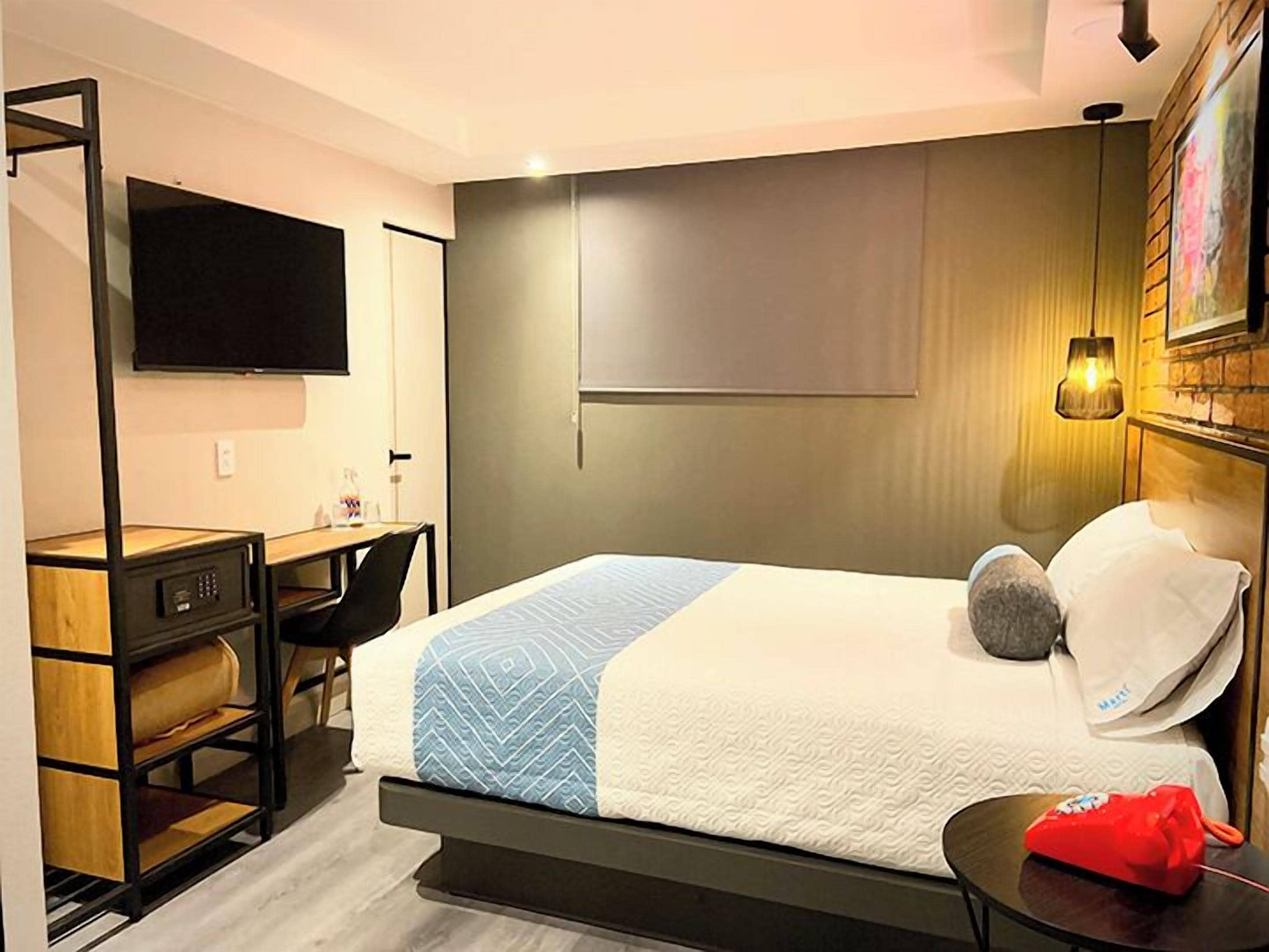 deluxe room | in-room safe, desk, iron/ironing board, free wifi