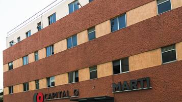 Vista frontal de la propiedad