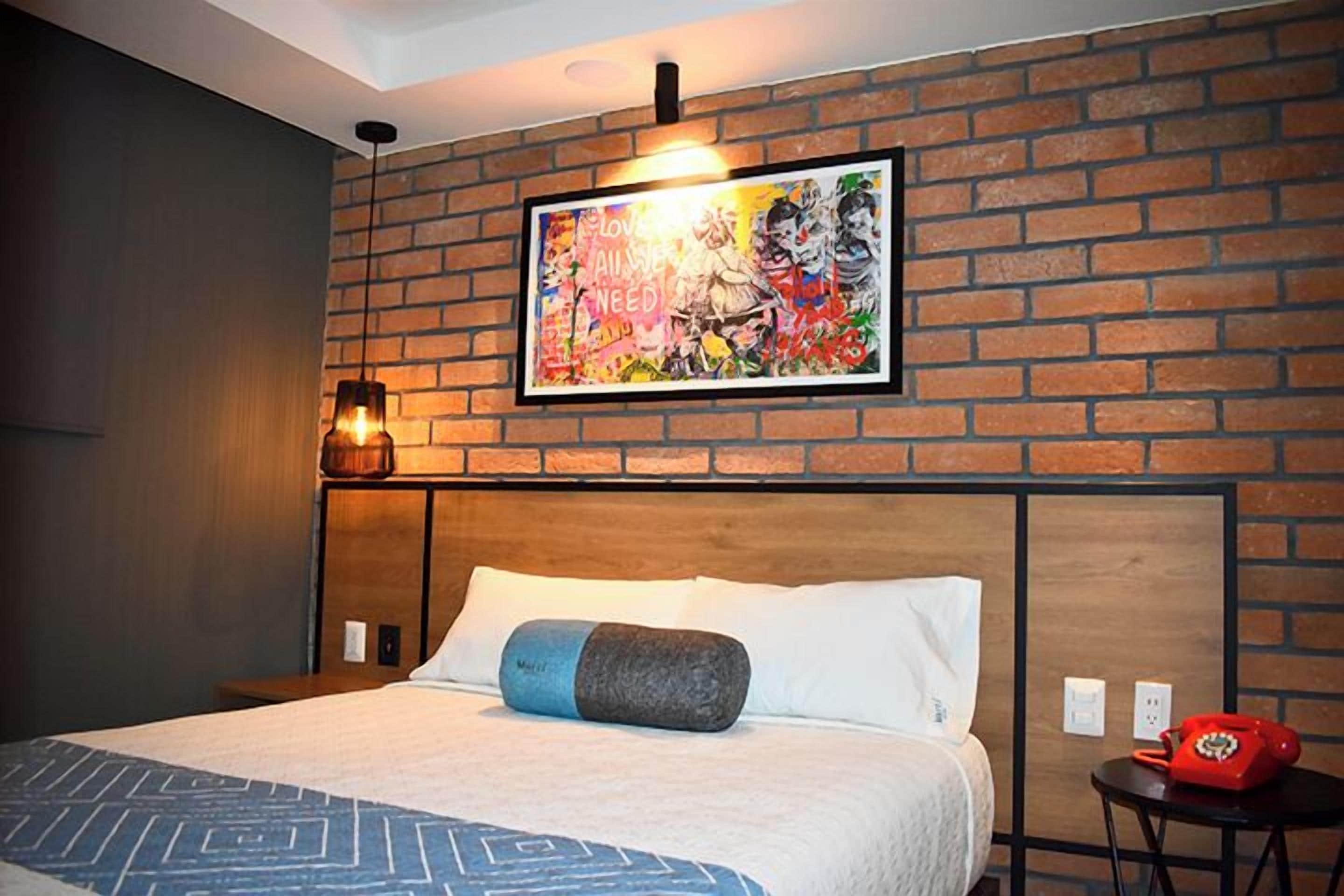 deluxe room | in-room safe, desk, iron/ironing board, free wifi