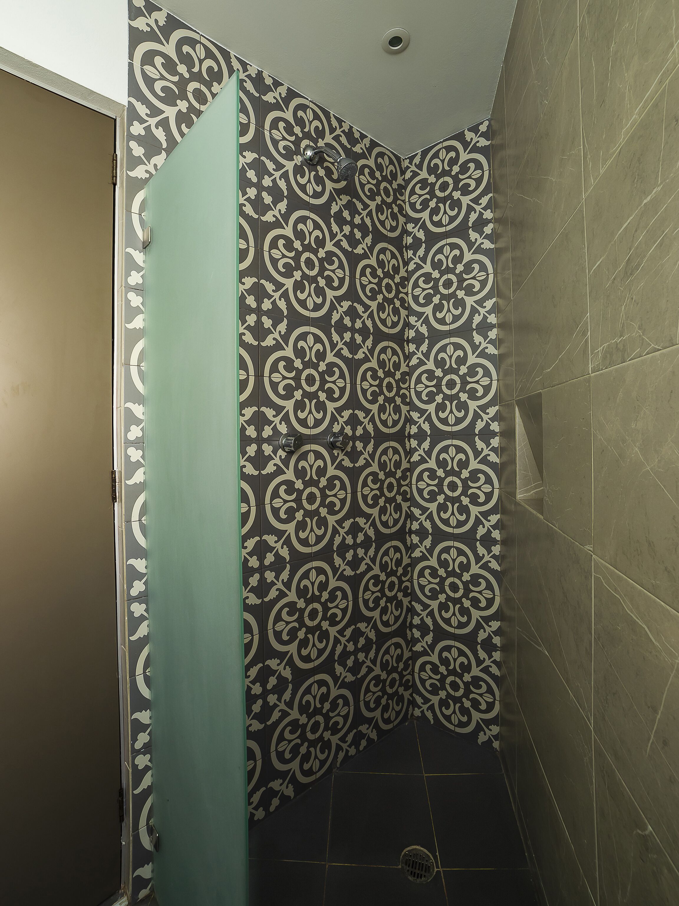 superior room | bathroom | shower, towels