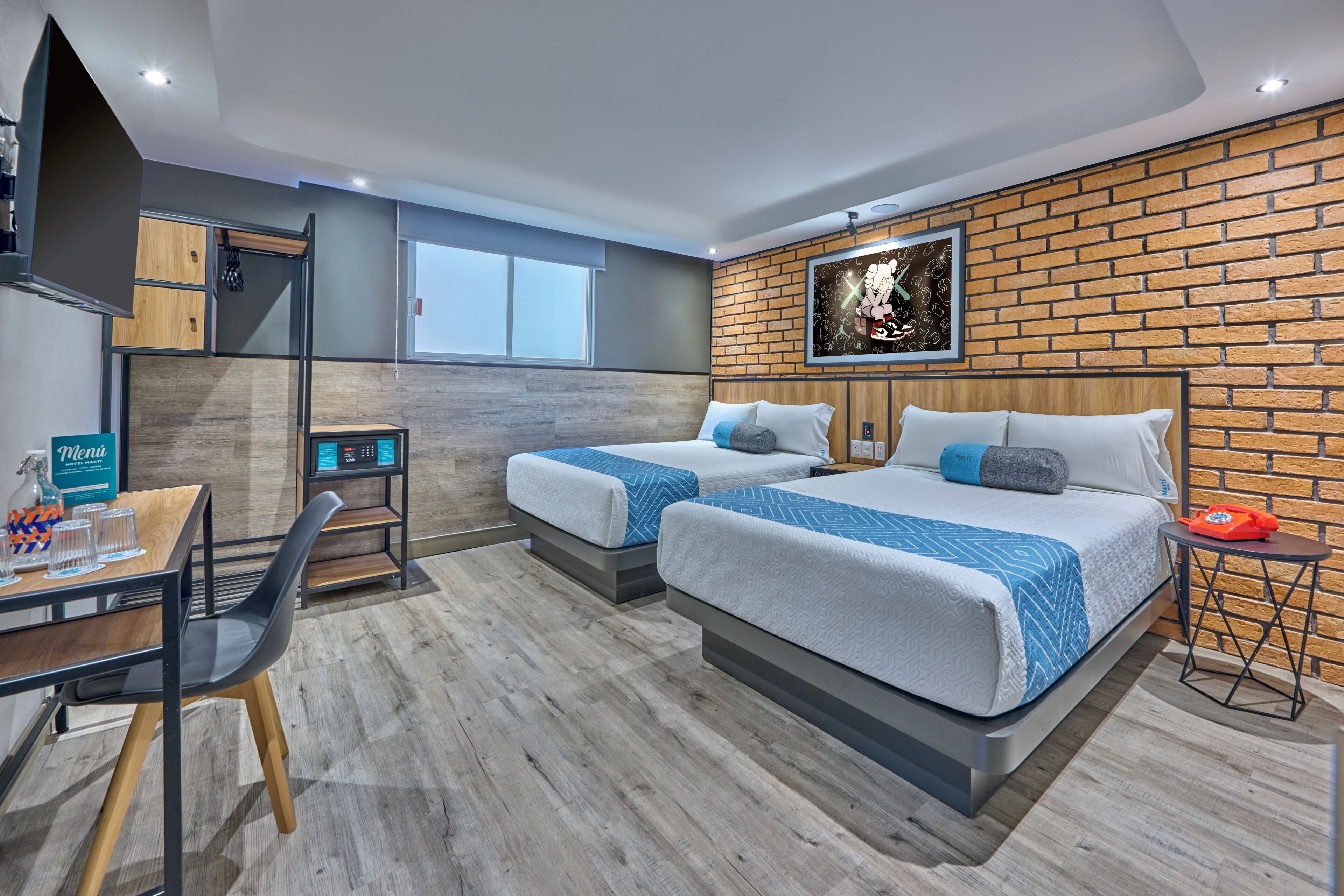 Habitación Deluxe, 2 camas dobles | Caja fuerte, escritorio, tabla de planchar con plancha y wifi gratis