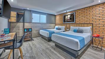 Habitación Deluxe, 2 camas dobles | Caja fuerte, escritorio, tabla de planchar con plancha y wifi gratis