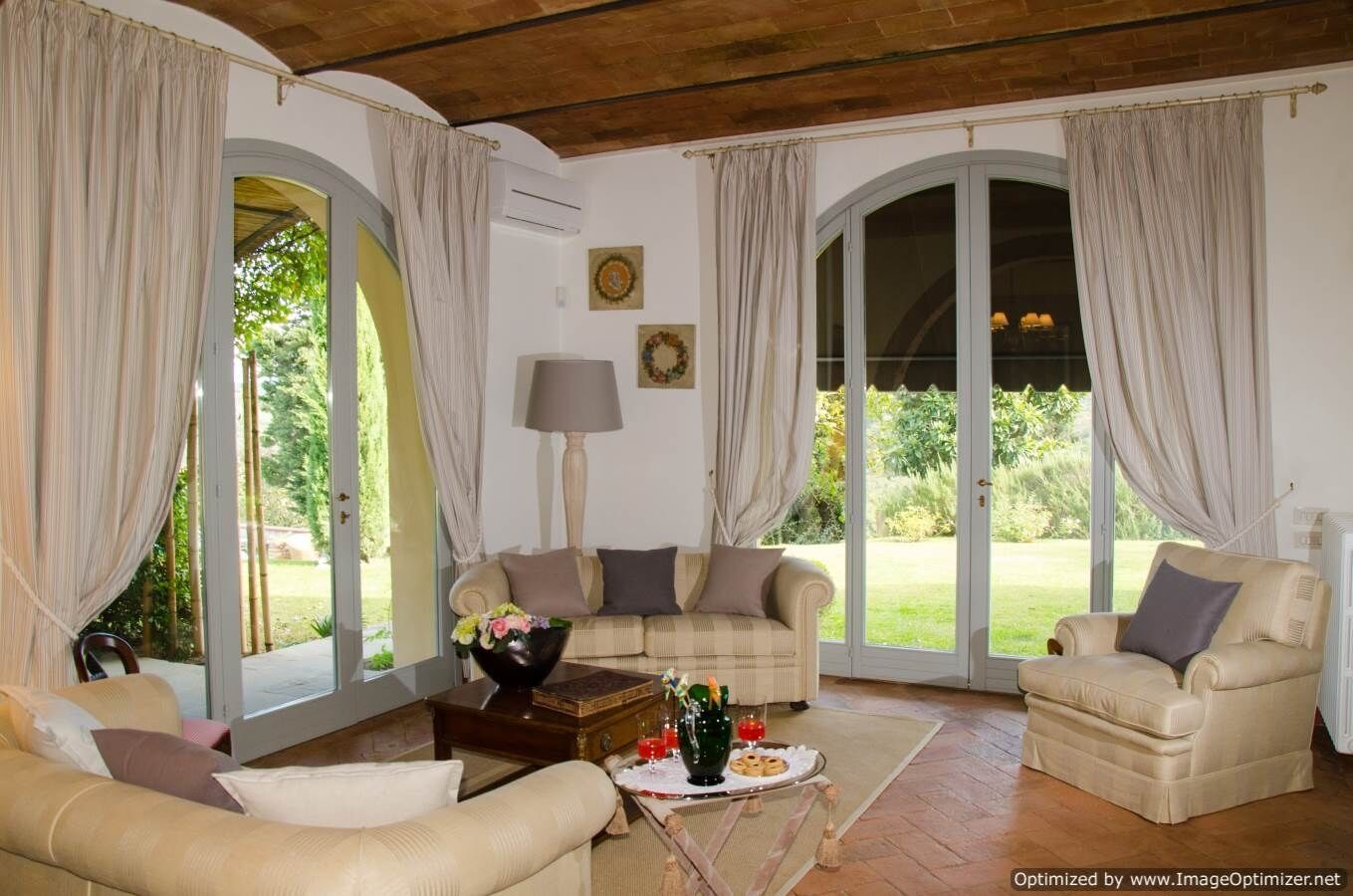 Fernseher, Kamin, Bücher