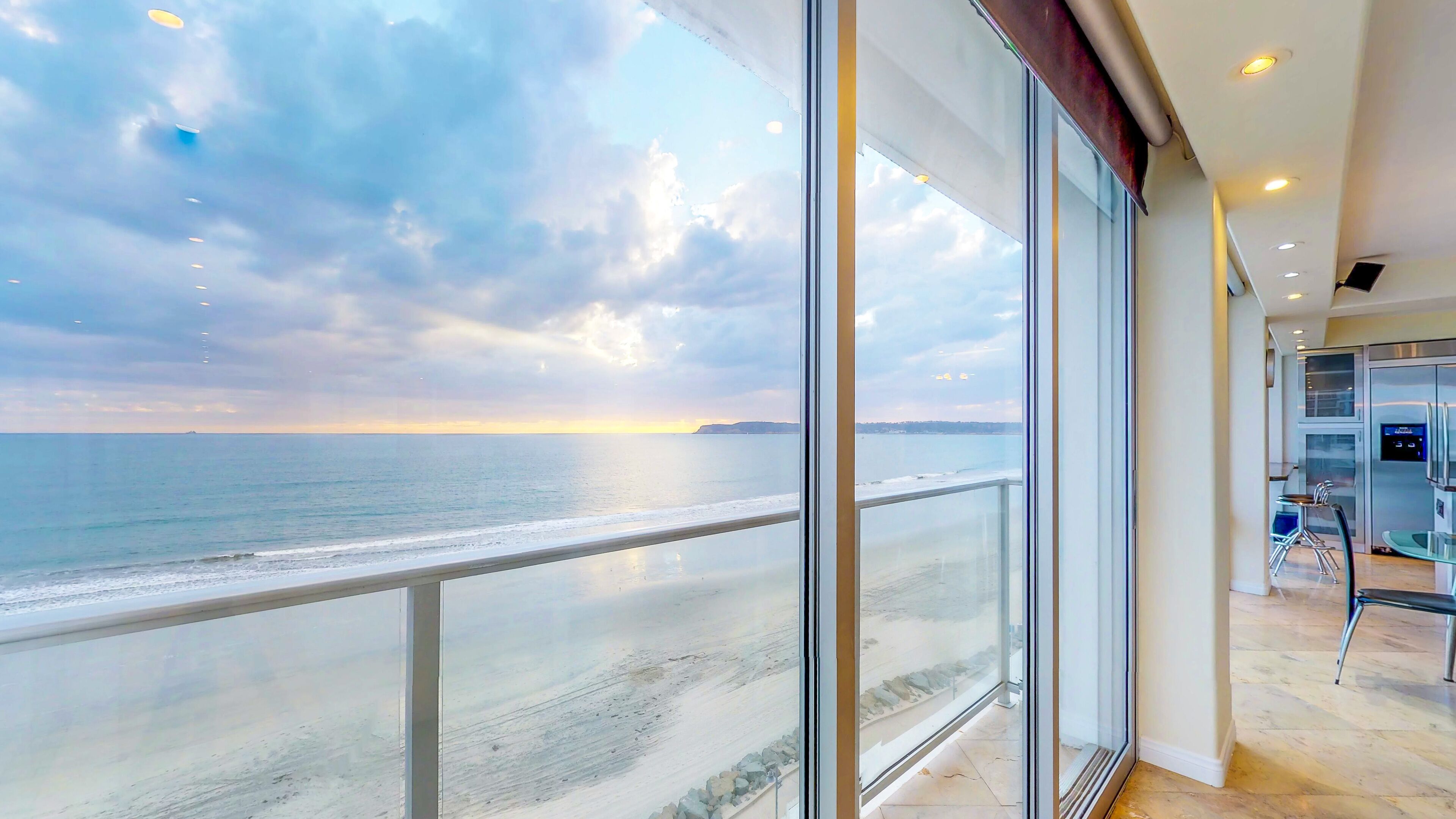 Luxury Oceanfront Corner Condo - Harmonious and Blissful Retreat