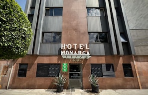 Front of property - Hotel Monarca (Mexico City)