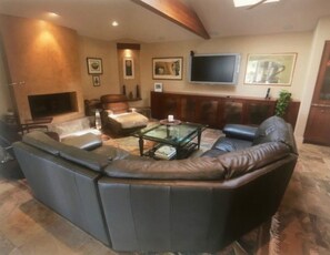 Een smart-tv, een open haard en boeken