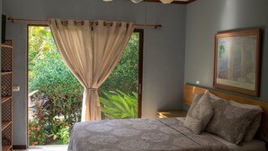 4 bedrooms, iron/ironing board, travel crib, WiFi (free) - Beautiful Tropical Home with Private Beach (Teotepeque)
