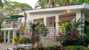 Outdoor dining - Beautiful Tropical Home with Private Beach (Teotepeque)