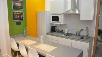 Een magnetron, een koffiezetapparaat/waterkoker