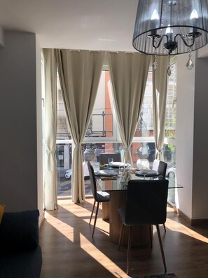 Dining - Central apartment + plaza españa + north station valencia (València)