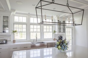 Réfrigérateur, four, lave-vaisselle, cafetière/bouilloire