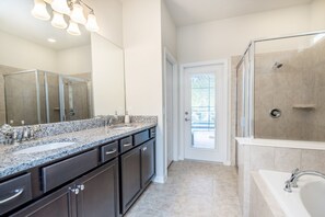 Casa, varias camas | Baño