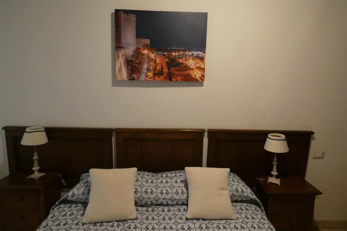Desk, soundproofing, free WiFi, bed sheets