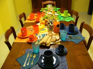 Réfrigérateur, plaque de cuisson, bouilloire électrique