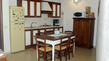 Fridge, stovetop, electric kettle