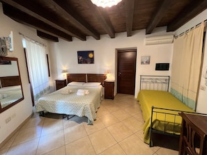 Desk, soundproofing, free WiFi, bed sheets - L'Antica Torre Caralis Holiday (Cagliari)
