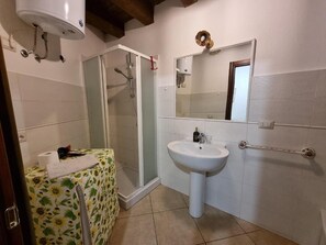 Standard Studio | Bathroom - L'Antica Torre Caralis Holiday (Cagliari)