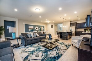 하우스, 침대(여러 개) | 거실 공간 | 벽난로, 푸즈볼