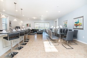 Ferienhaus, Mehrere Betten | Essbereich im Zimmer
