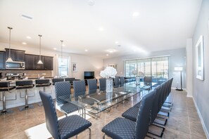 House, Multiple Beds | In-room dining