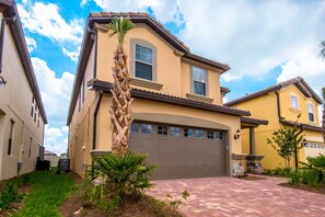 House, 6 Bedrooms | Front of property