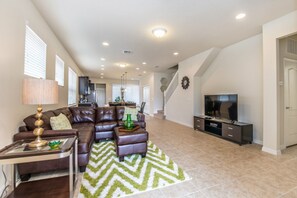 House, 5 Bedrooms | Living area