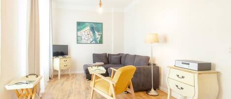 Télévision, lecteur de DVD, vidéothèque, chaîne hi-fi