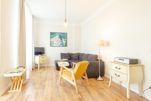 TV, DVD player, video library, stereo - MeeresTraum, fabulous live near the sea - House Sterntaler (Warnemünde)