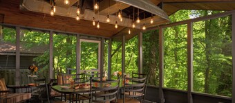 River's Edge Cottage - 30 dekar med basseng, gård, elv, skog, stier, nær stranden