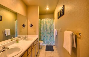 Badewanne, Haartrockner, Handtücher