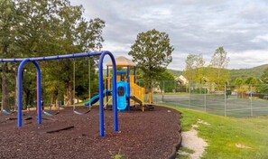 Children’s area - Walk-in Eagles Nest Condo with Pool and Hot Tub next to Silver Dollar City (Branson)