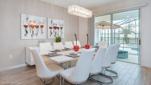 Ferienhaus, Mehrere Betten | Essbereich im Zimmer