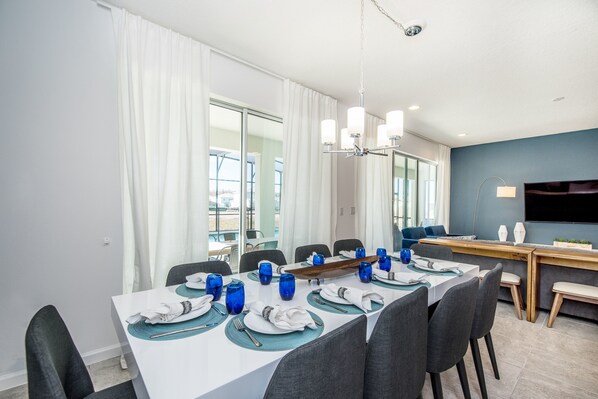 House, Multiple Beds | In-room dining