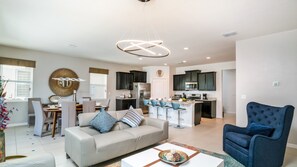 House, 5 Bedrooms | Living area