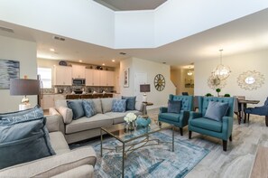 Casa, 5 habitaciones | Área de sala de estar | Televisión