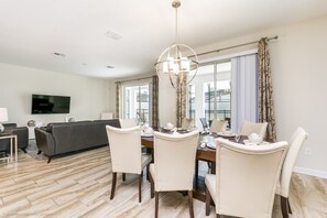 House, 6 Bedrooms | In-room dining