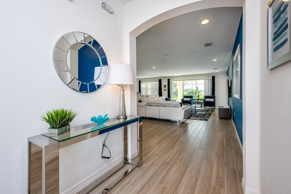 Talo, useita sänkyjä | Oleskelualue | Televisio