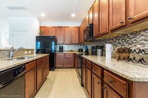 House, 6 Bedrooms | Private kitchen