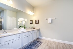 House, Multiple Beds | Bathroom - Solterra Exec Villas- 6013bod (Davenport)