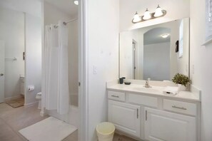 House, 6 Bedrooms | Bathroom