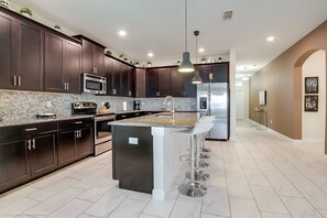 House, 6 Bedrooms | Private kitchen