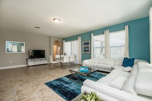 Casa, 6 habitaciones | Área de sala de estar | Televisión de pantalla plana